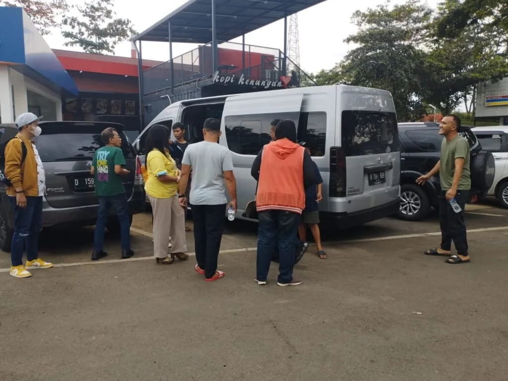 Sewa Hiace Karang Tengah